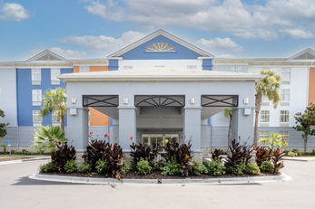 Holiday Inn Express Hotel & Suites