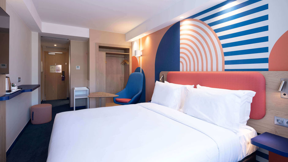 Holiday Inn Expr Suites Principe Real Room