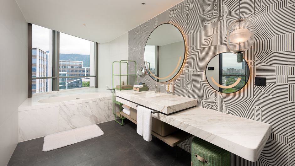 Holiday Inn Exhibition Center Room