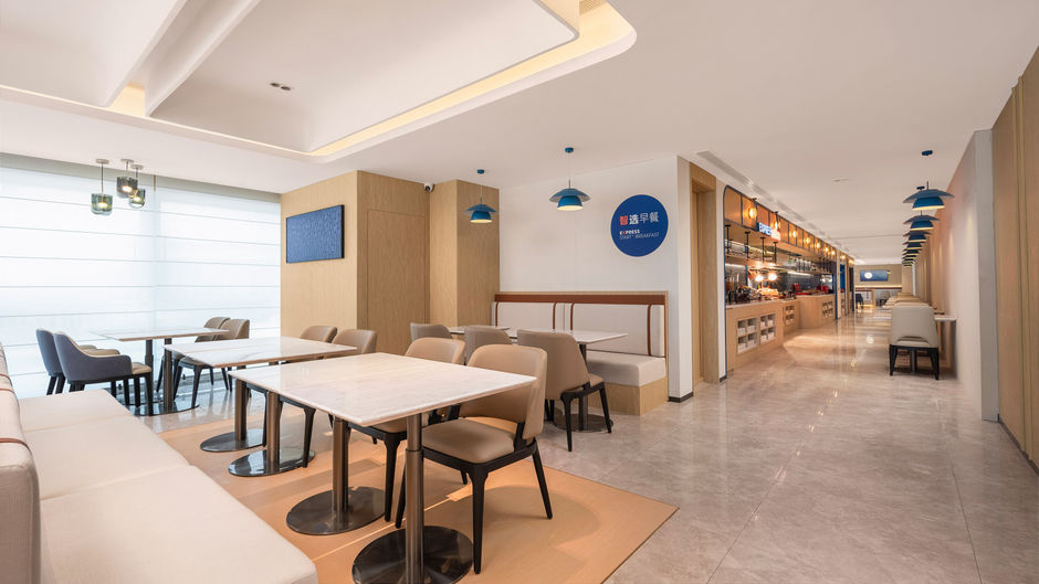 Holiday Inn Exp Oriental Colorful City Restaurant