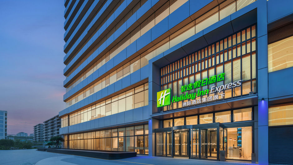 Holiday Inn Exp Oriental Colorful City Exterior