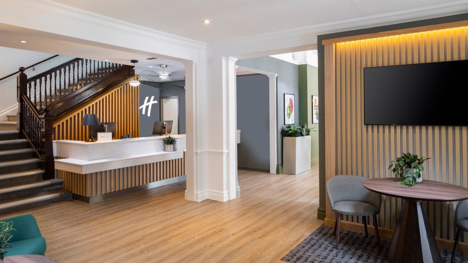 Holiday Inn Farnborough Exterior