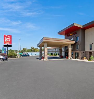 Red Roof PLUS+ & Suites Malone