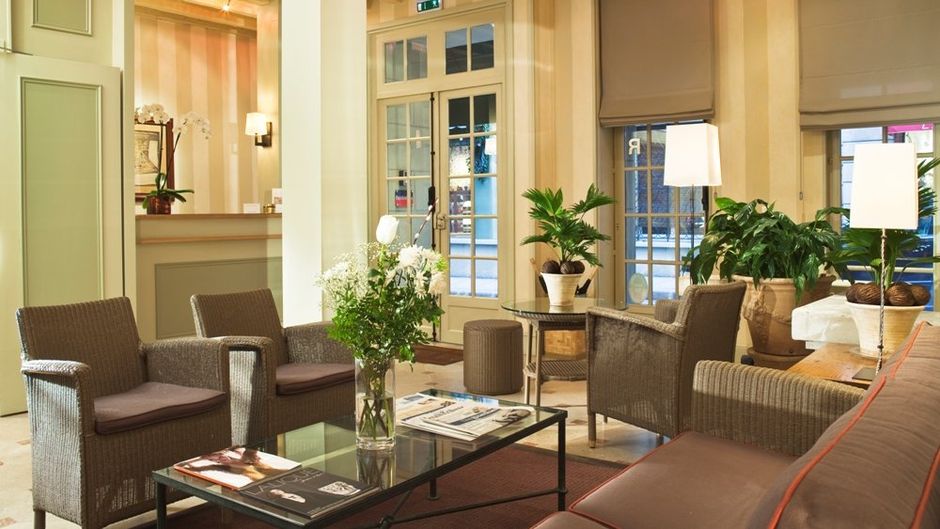 Des Deux Iles Hotel Lobby