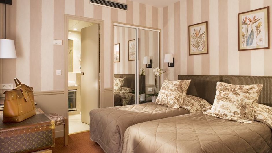 Des Deux Iles Hotel Room