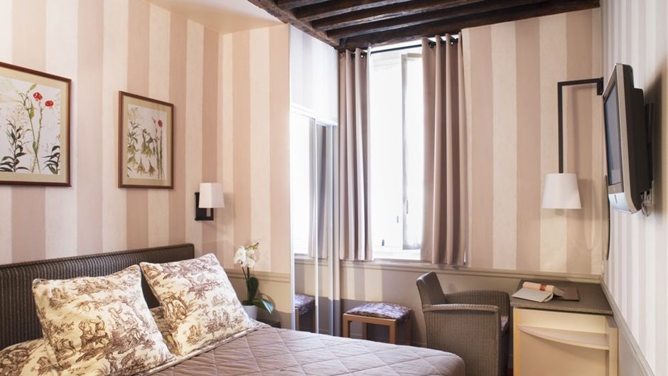 Des Deux Iles Hotel Room