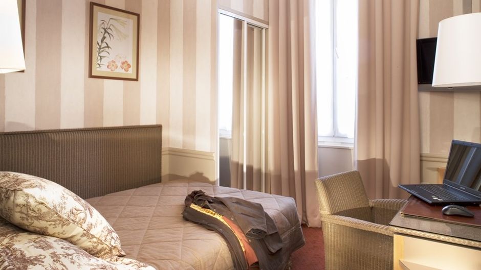 Des Deux Iles Hotel Room