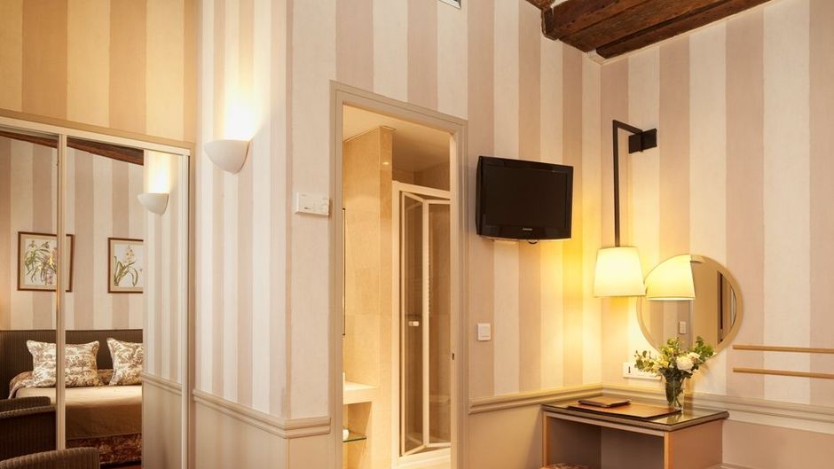Des Deux Iles Hotel Room