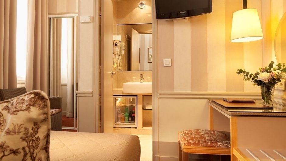 Des Deux Iles Hotel Room