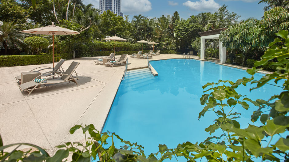 Crowne Plaza Hotel Galleria Manila Pool