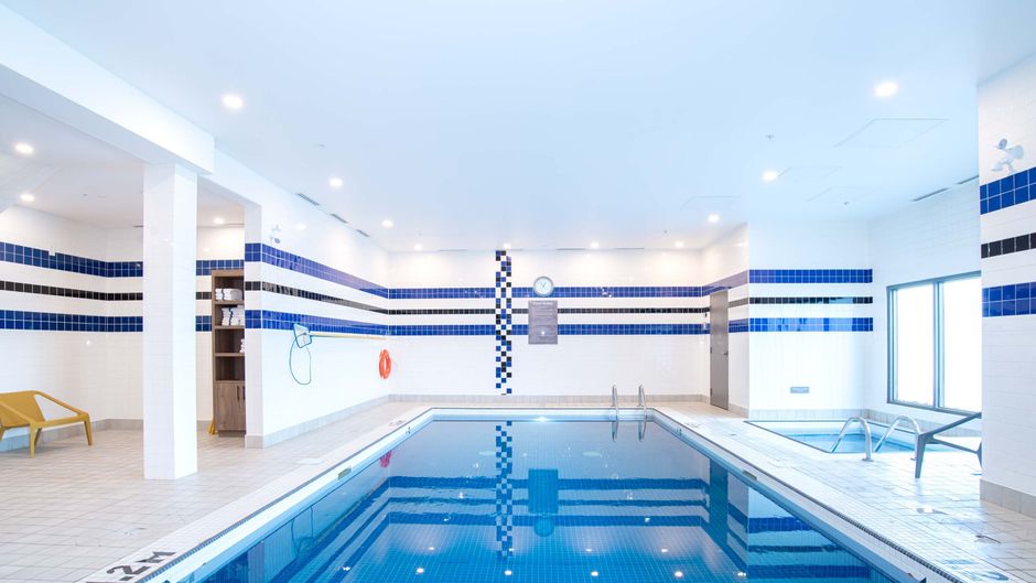 Sandman Hotel Calgary Airport Pool