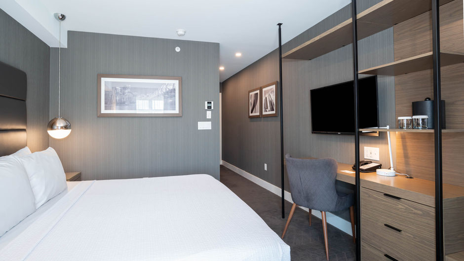 Sandman Signature Calgary Airport Room