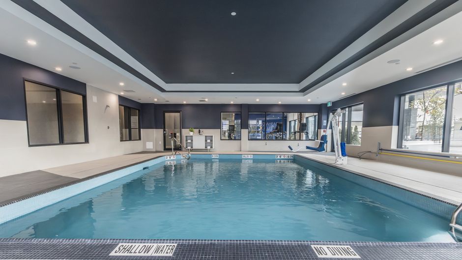 Holiday Inn Express & Stes Airport South Pool