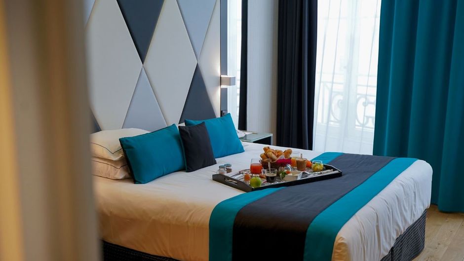 L'Empire Paris Hotel Room