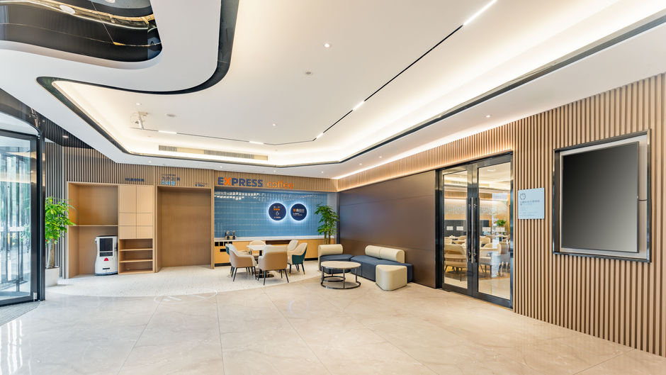 Holiday Inn Exp Qianjiang Century City Exterior