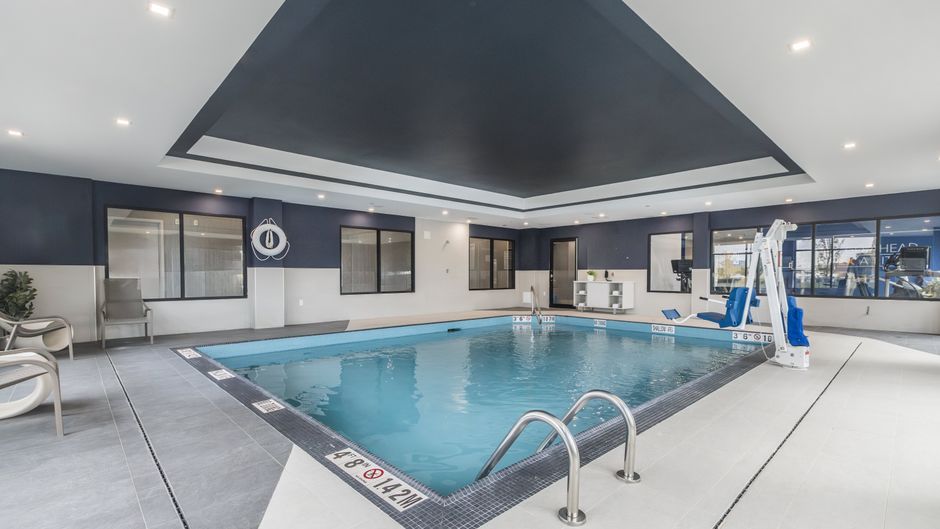 Holiday Inn Express & Stes Airport South Pool