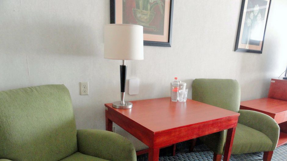 Holiday Inn Express Hotel & Suites Suite