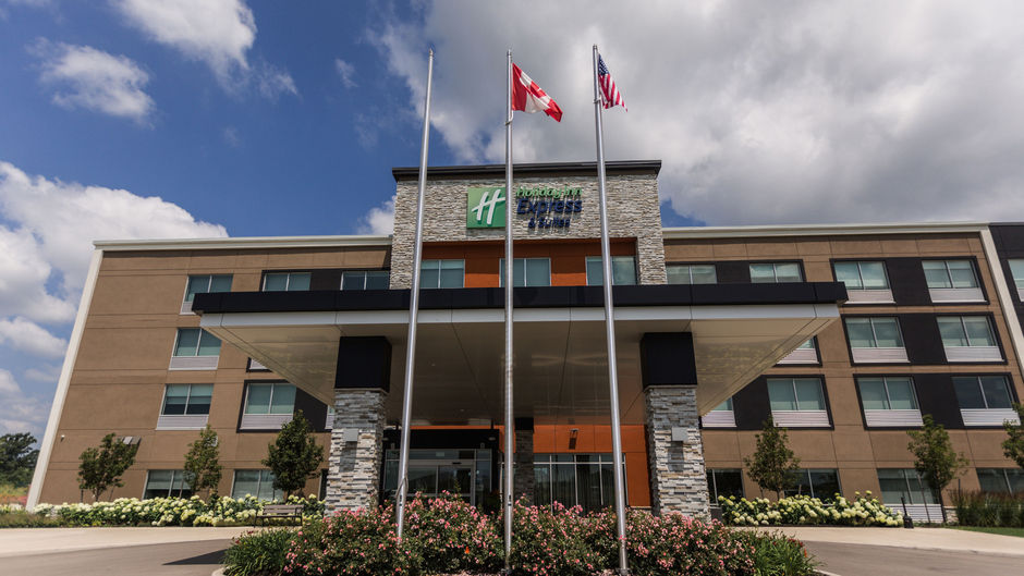 Holiday Inn Express & Suites Welland Exterior