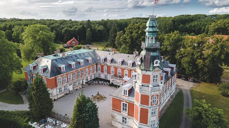 Hvedholm Slotshotel Exterior