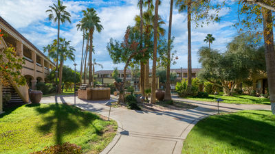 La Fuente Inn & Suites