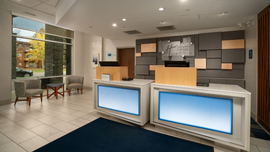 Holiday Inn Express & Suites Brandon Exterior