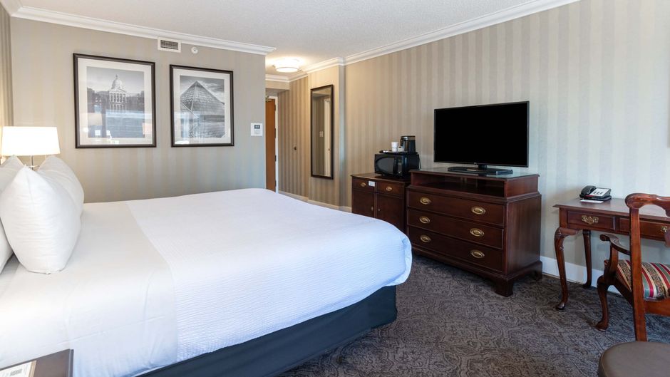 Sandman Signature Edmonton Downtown Hotel Room