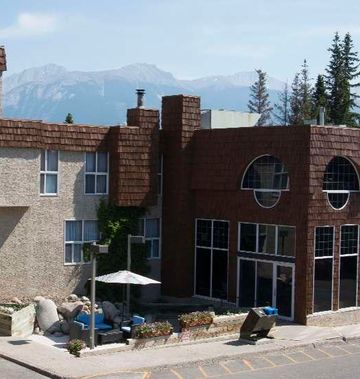 Tonquin Inn