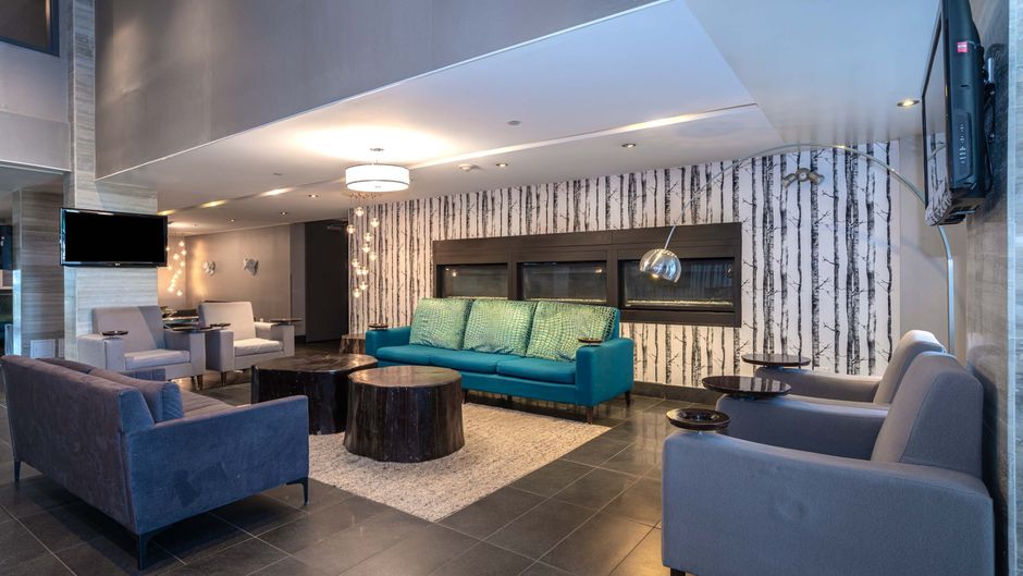 Sandman Signature Hotel Edmonton Lobby
