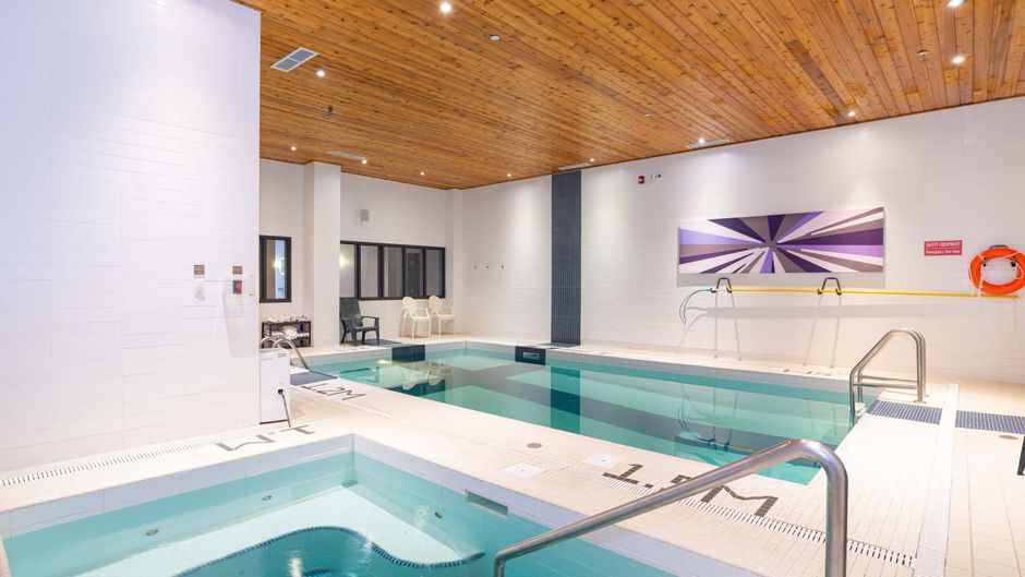 Sandman Signature Hotel Edmonton Pool
