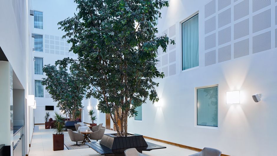 Courtyard London Gatwick Airport Lobby