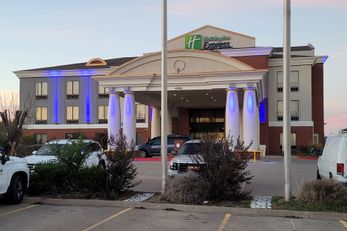 Holiday Inn Express Hotel & Suites
