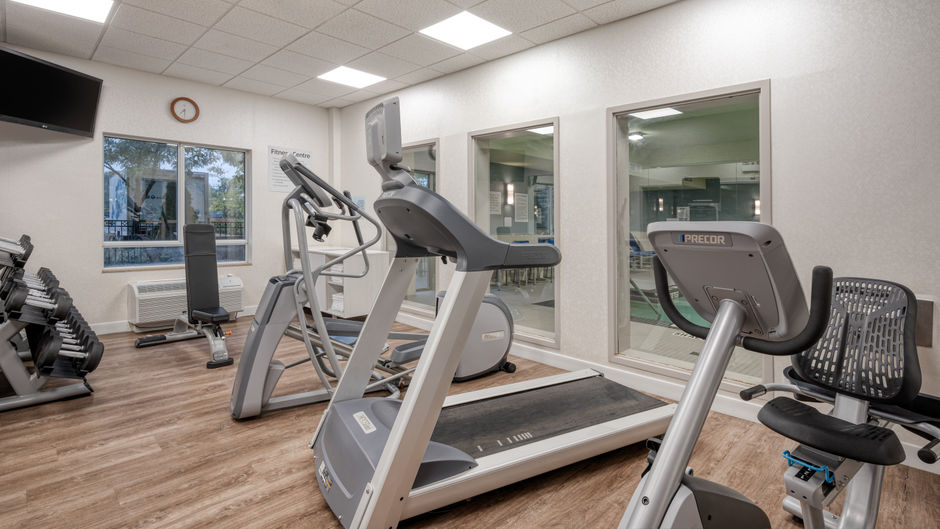 Holiday Inn Express & Suites Ottawa Airp Health Club
