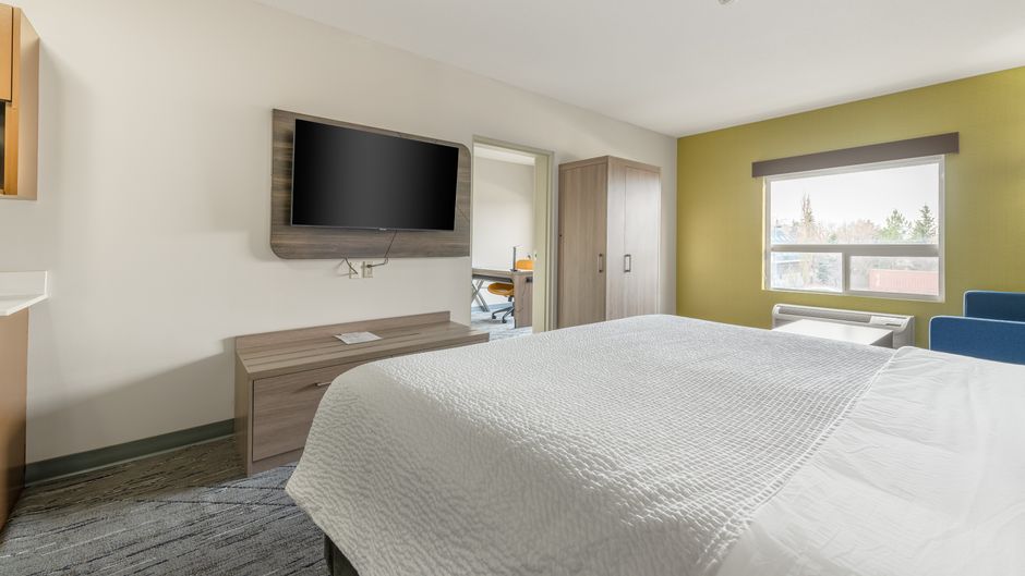 Holiday Inn Express Edmonton South Suite