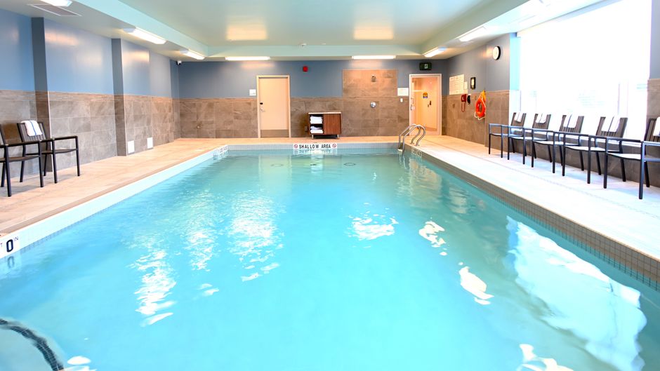 Holiday Inn Express & Suites Aurora Pool