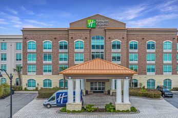 Holiday Inn Express Hotel & Suites