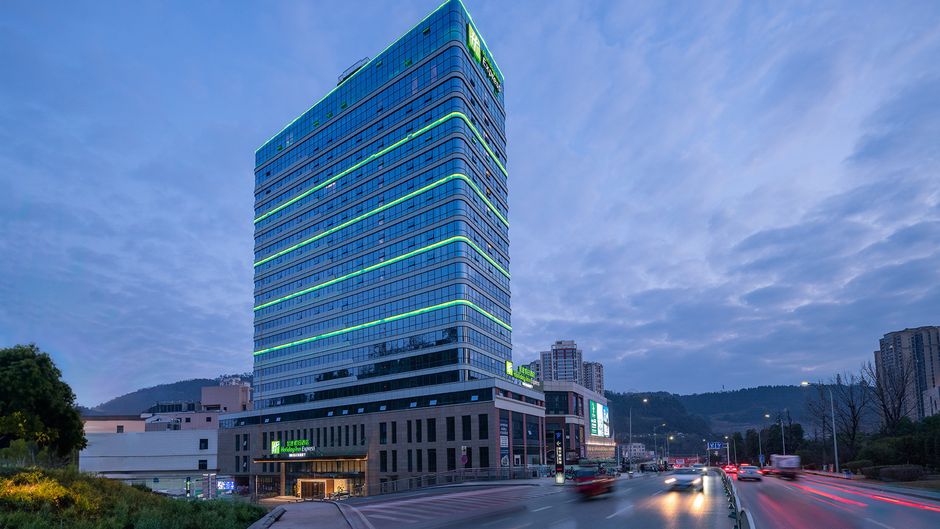 Holiday Inn Express Bazhong Center Exterior