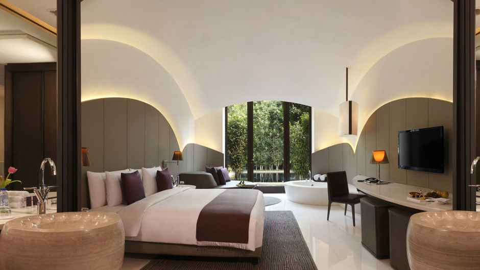 The Roseate New Delhi Pool