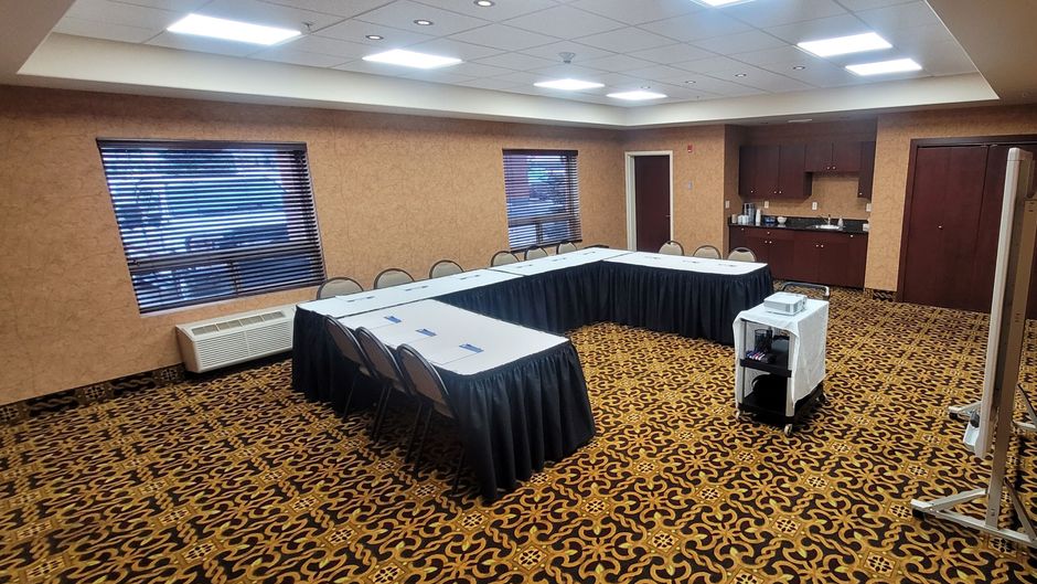 Holiday Inn Express & Suites Whitecourt Meeting