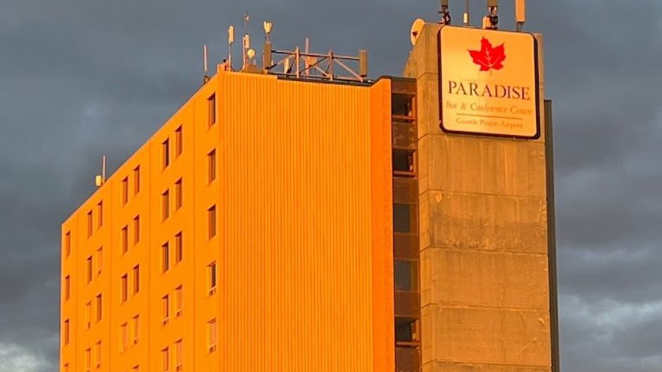 Paradise Inn & Suites Conference Centre Exterior