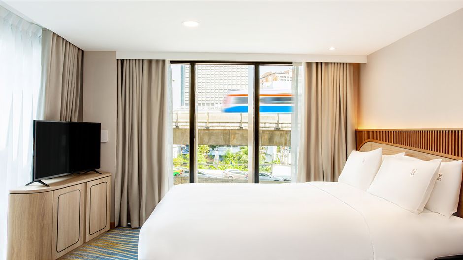 Holiday Inn Exp Suites Central Pier Room