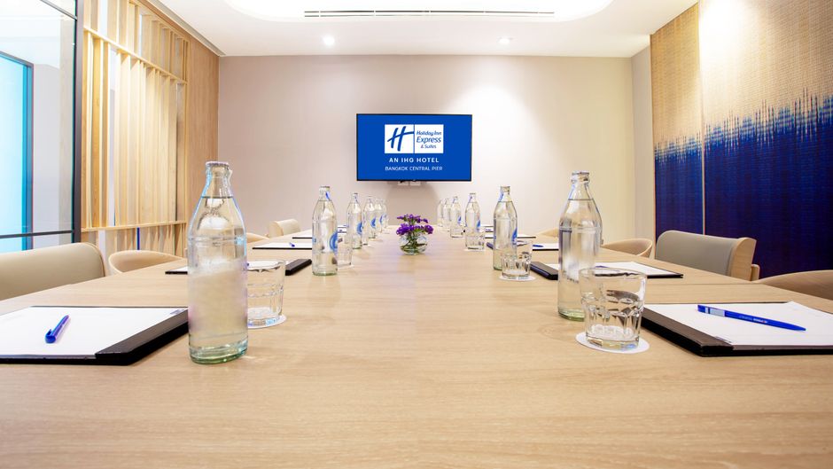 Holiday Inn Exp Suites Central Pier Meeting