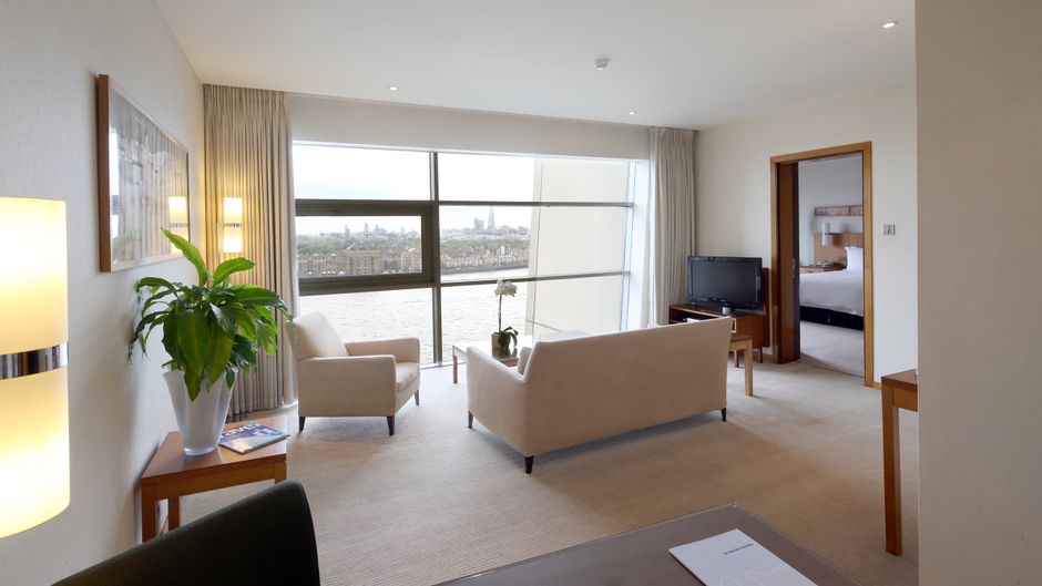 Canary Riverside Plaza Hotel Suite