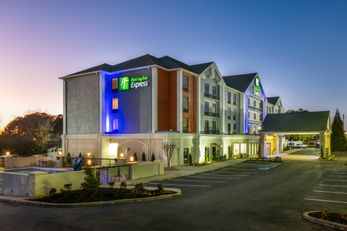 Holiday Inn Express Atlanta W Theme Park