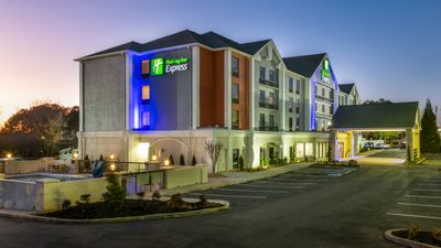 Holiday Inn Express Atlanta W Theme Park