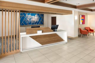 Holiday Inn Express Hotel & Suites