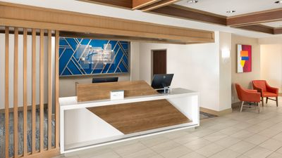 Holiday Inn Express Hotel & Suites