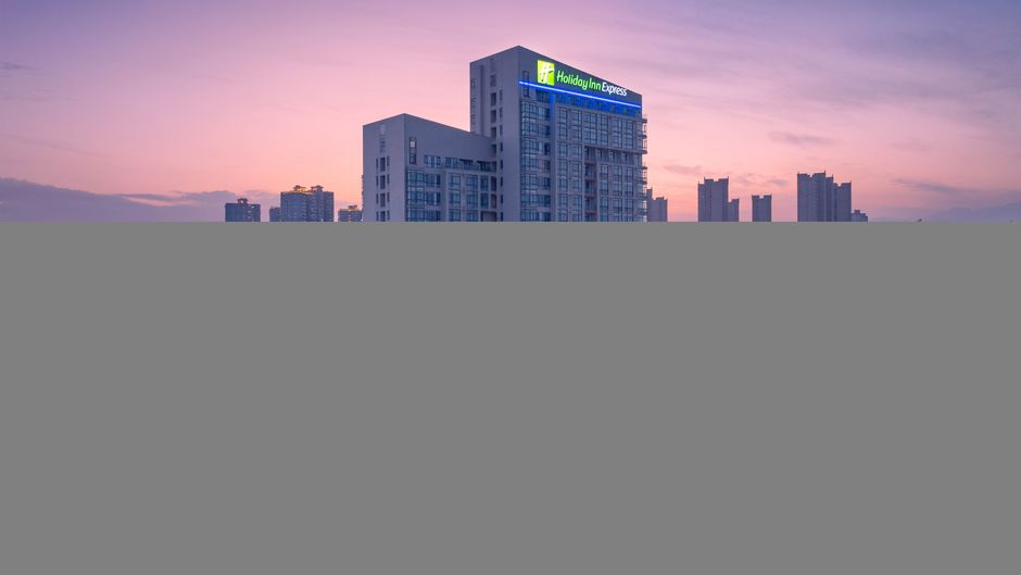 Holiday Inn Express Jimei New Town Exterior