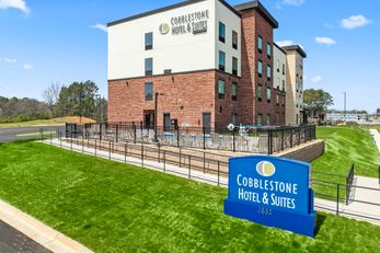 Cobblestone Hotel & Suites Main Street