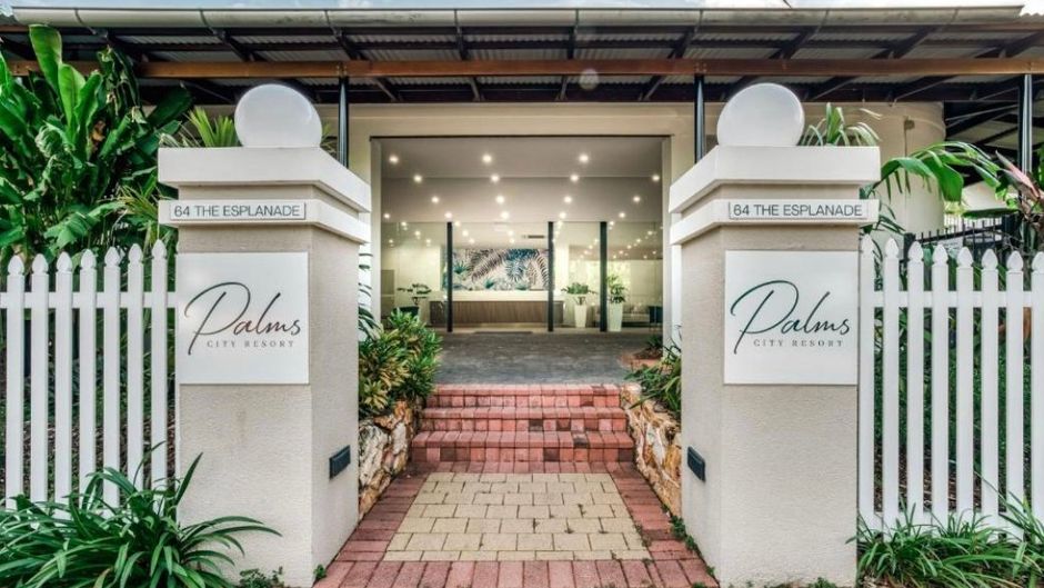 Palms City Resort Exterior