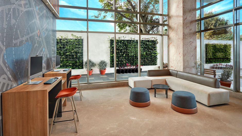 Holiday Inn Express Lobby